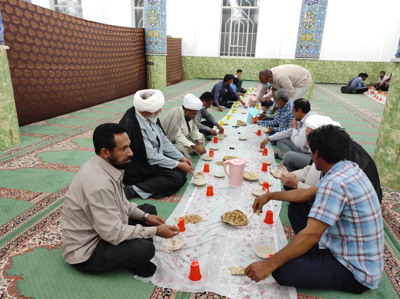 برپایی سفره افطاری ساده در مساجد شهرستان میناب