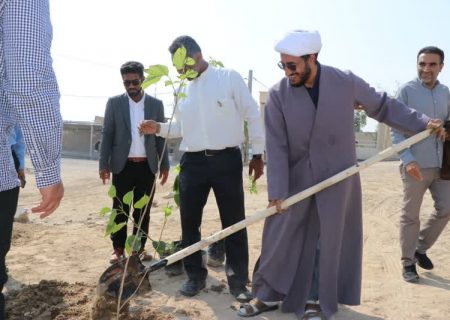 کاشت نهال به مناسبت روزدرختکاری با حضور مدیرکل و معاون فرهنگی تبلیغات اسلامی هرمزگان در زیارتگاه پنجعلی بندرعباس